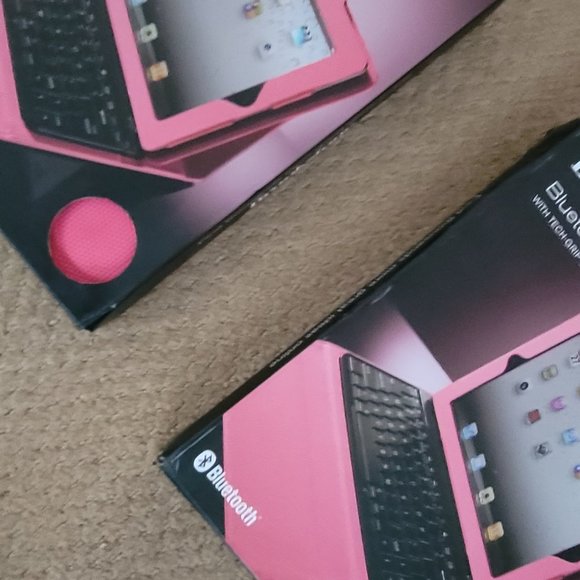 Brookstone Bluetooth Keyboard w/ Tech-Grip Case for iPad Tablets (2/3/4Gen) Pin - Picture 2 of 2